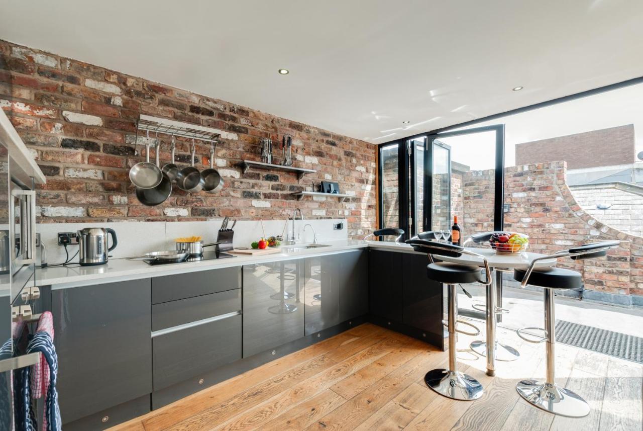 Base Serviced - Sir Thomas Street * Liverpool